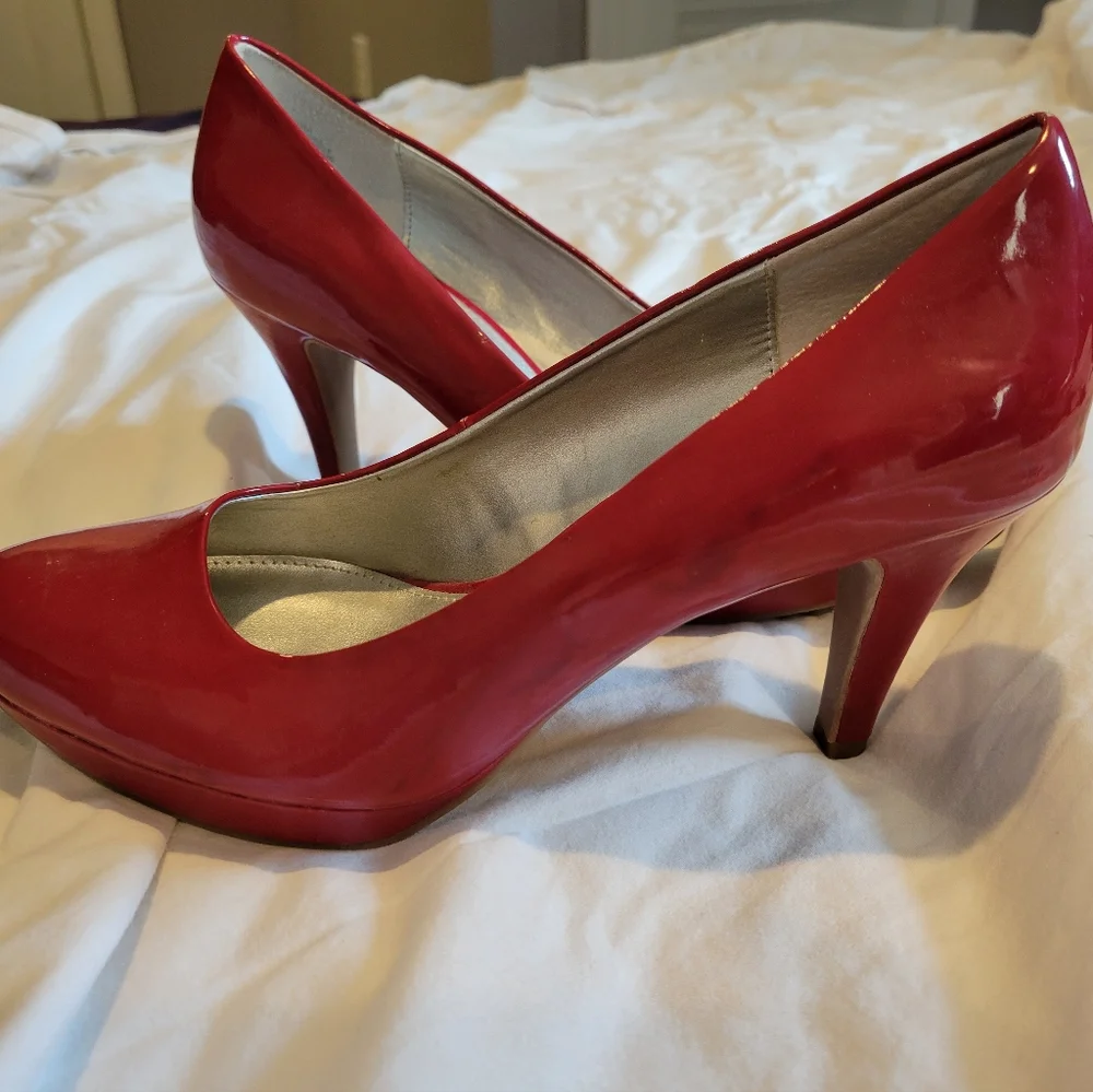 Bandolino Red Pumps, size 9 1/2 - Picture 3 of 5